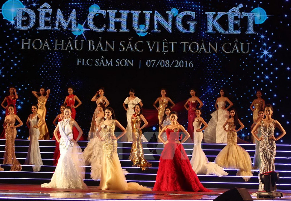  Les candidates en tenue de soirée. Photo: VNA