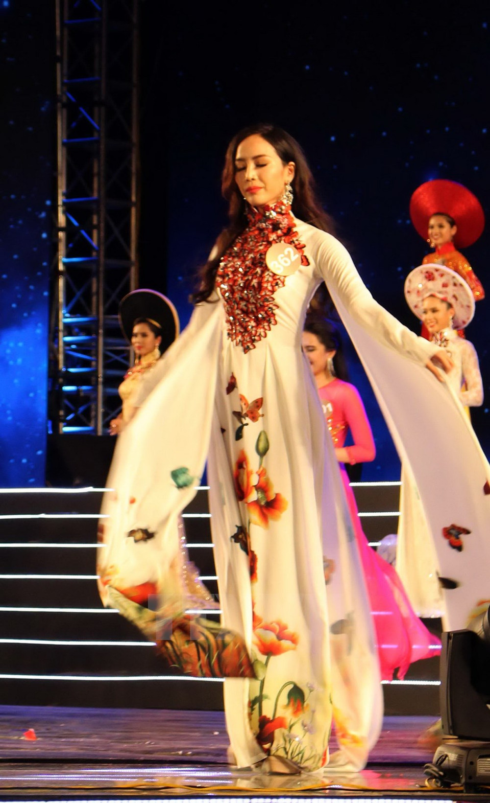  Une candidate en défilé en ao dai (tunique traditionnelle du Vietnam). Photo: VNA