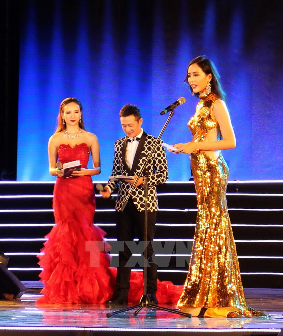 Une prétendante lors de l'épreuve du grand oral devant les membres du jury. Photo: VNA