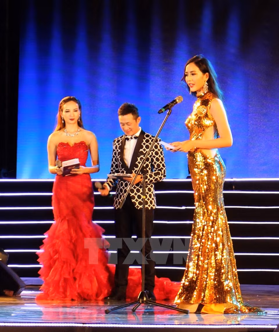 Une prétendante lors de l'épreuve du grand oral devant les membres du jury. Photo: VNA