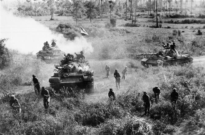 La force armée révolutionnaire cambodgienne et les soldats volontaires vietnamiens coordonnent dans l’entraînement pour élever l’efficacité de combattivité. Photo : VNA