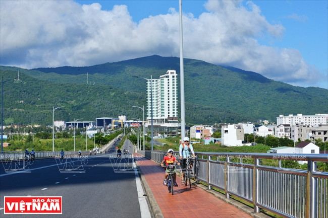 La route Le Duc Tho reliant la péninsule de Son Trà et la rive Ouest du fleuve Hàn.