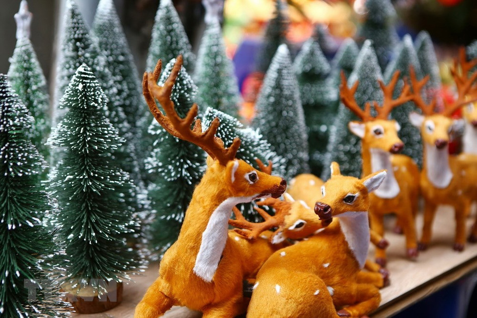 Des sapins et des cerfs en miniature.