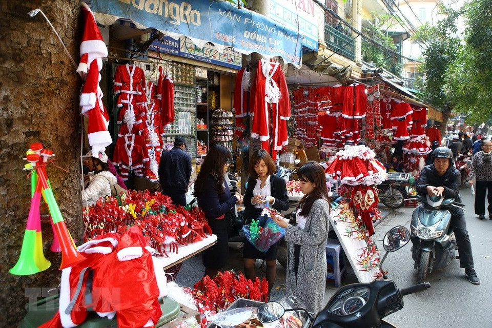 Des kiosques de vente d'objets de Noël dans la rue Hang Ma.
