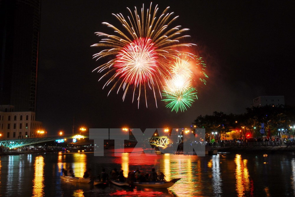 Les feux d'artifice à Ho Chi Minh-Ville.