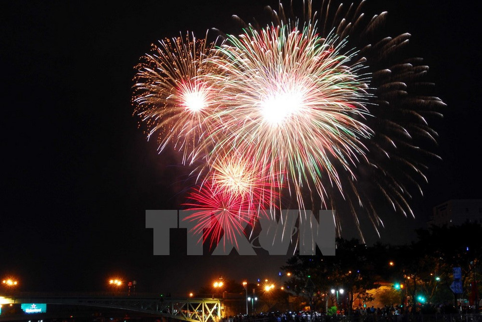 Les feux d'artifice à Ho Chi Minh-Ville.