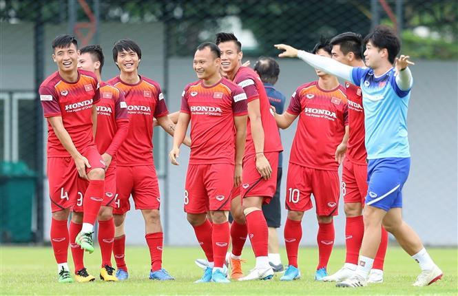 Des joueurs vietnamiens ont eu une pratique au stage du club Muangthong United à Bangkok.