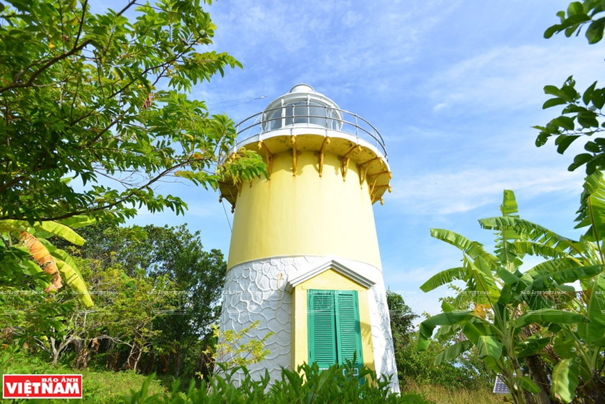 Il se situe à environ 223 mètres d'altitude et est considéré comme l'un des plus beaux phares antiques du pays.