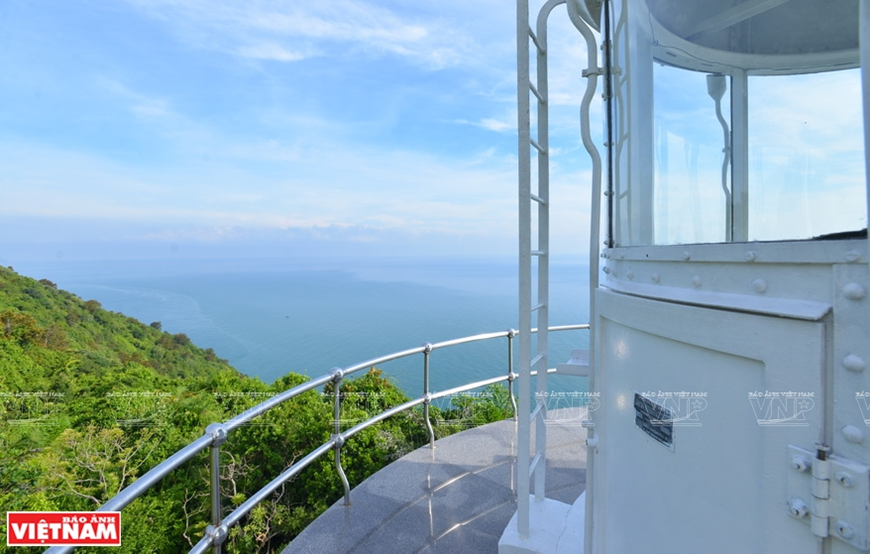Le phare permet aux visiteurs de profiter de belles vues panoramiques sur la mer, la montagne et la forêt d'en haut