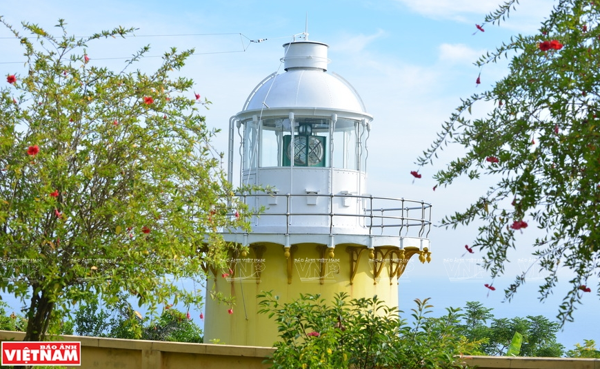 Le phare a été construit dans les années 1950 par des Français lors de sa brève occupation de Son Tra.