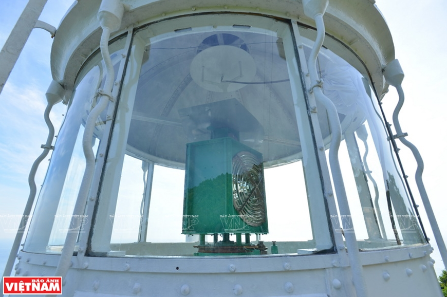 D’une hauteur de 15,6 mètres et pour une largeur de 2,7 mètres, le phare possède une visibilité géographique de 14 milles marins