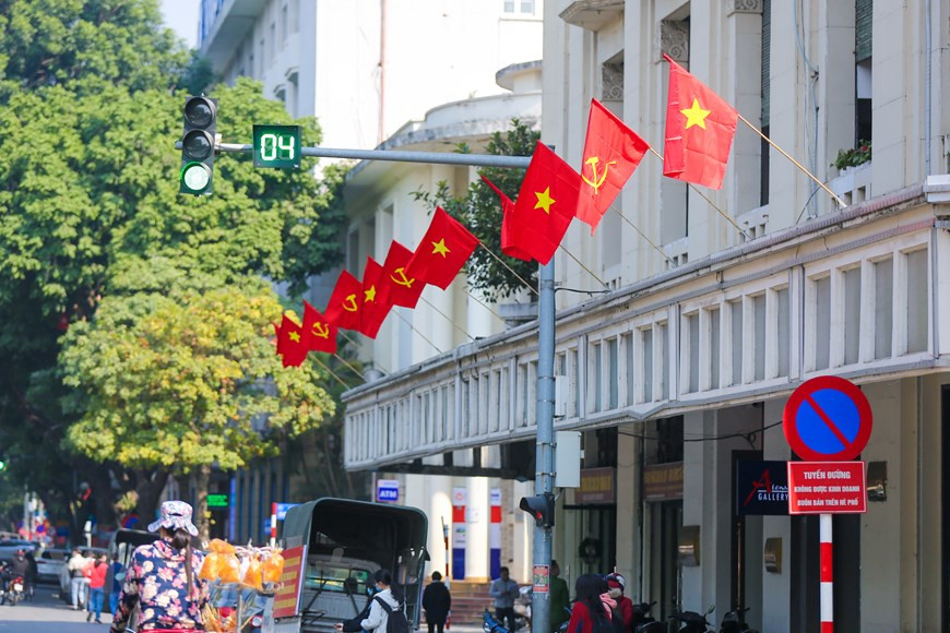 La rue Dinh Tien Hoang dans l'arrondissement de Hoan Kiem est remplie de drapeaux rouges pour saluer le 13e Congrès national du Parti. En ce qui concerne l'assainissement de l'environnement, les arrondissements et districts de la capitale nettoieront l'environnement du 16 janvier au 23 janvier et le 30 janvier, pour garder les rues propres pendant les jours de cet événement important du pays. Par ailleurs, à cette occasion, 100 toilettes publiques mobiles seront installées dans les aires de jeux publiques. La Compagnie de l'environnement urbain (URENCO) a prévu d'augmenter le balayage de la poussière, d'augmenter l'arrosage, le lavage des routes pour assurer un environnement propre. Photo: VietnamPlus