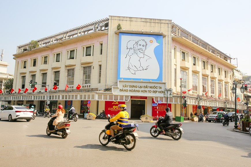 Il reste une semaine avant l'ouverture du 13e Congrès du Parti communiste du Vietnam qui aura lieu du 25 janvier au 2 février 2021 à Hanoï. À ce jour, la plupart des rues de la capitale de Hanoï sont décorées de fleurs et de drapeaux colorés pour accueillir cet événement politique important de la nation. Des panneaux et des slogans de grande taille sont affichés dans les rues principales et les carrefours de la ville. L'atmosphère jubilatoire d'accueil du 13e Congrès du Parti est visible partout, depuis les bureaux, les sites de reliques historiques et les lieux culturels de la capitale vietnamienne. Photo: VietnamPlus