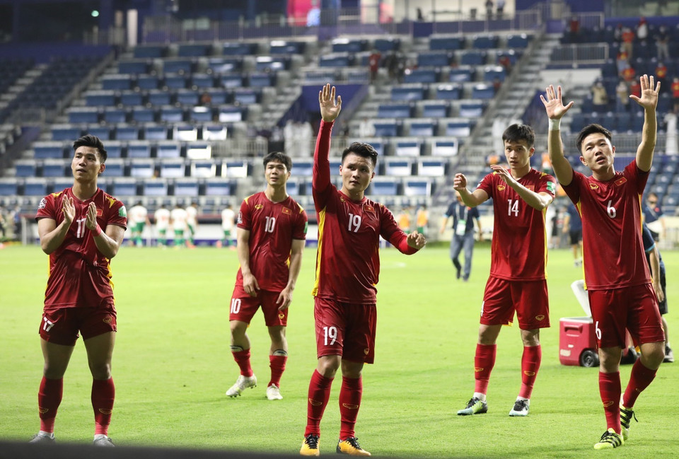 Les footballeurs vietnamiens remercient les supporters après la fin du match. Vòng loại thứ 2 World Cup 2022 khu vực châu Á: Việt Nam giành chiến thắng "4 sao" trước Indonesia Tối 7/6/2021(theo giờ UAE), trên sân vận động Al Maktoum ở thành phố Dubai, đội tuyển Việt Nam giành chiến thắng trước Indonesia với tỷ số 4-0 trong trận đấu thuộc bảng G vòng loại thứ 2 World Cup 2022 khu vực châu Á Hồng Duy thể hiện sức mạnh trong những pha tranh chấp bóng. Ảnh: Pv TTXVN tại UAE Quang Hải trong vòng vây của hậu vệ Indonesia. Ảnh: Pv TTXVN tại UAE Pha khống chế bóng điệu nghệ của Quang Hải. Ảnh: Pv TTXVN tại UAE Quang Hải trong vòng vây của hậu vệ Indonesia. Ảnh: Pv TTXVN tại UAE Văn Toàn nỗ nực hết mình. Ảnh: Pv TTXVN tại UAE Tiến Linh ăn mừng bàn thắng mở tỷ số trận đấu ở phút thứ 51. Ảnh: Pv TTXVN tại UAE Quang Hải ăn mừng cùng đồng đội khi ghi bàn nâng tỷ số lên 2-0 ở phút thứ 62. Ảnh: Pv TTXVN tại UAE Công Phượng ăn mừng bàn thắng nâng tỷ số lên 3-0 ở phút thứ 67. Ảnh: Pv TTXVN tại UAE Văn Thanh thực hiện pha cứa lòng trái đẳng cấp, nâng tỉ số lên 4-0 cho Việt Nam ở phút thứ 74. Ảnh: Pv TTXVN tại UAE Các cầu thủ Việt Nam cảm ơn người hâm mộ sau khi kết thúc trận đấu. Ảnh: Pv TTXVN tại UAE Các cầu thủ Việt Nam cảm ơn người hâm mộ sau khi kết thúc trận đấu. Ảnh: Pv TTXVN tại UAE