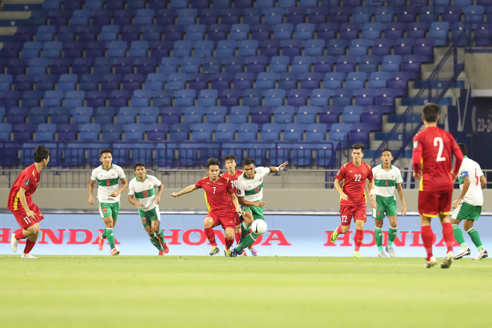 Hong Duy (joueur numéro 7) dispute le ballon à l'adversaire.