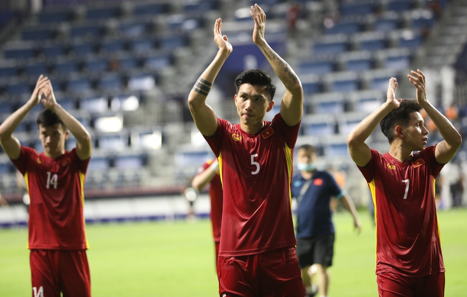 Les footballeurs vietnamiens remercient les supporters après la fin du match.