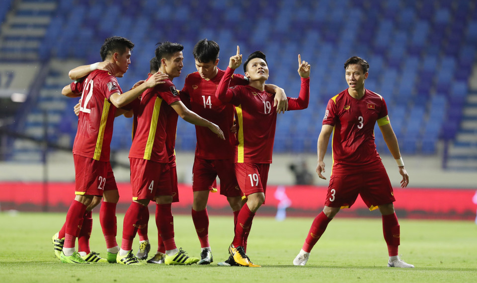 Quang Hai célèbre avec ses coéquipiers après avoir marqué un but à la 62e minute.