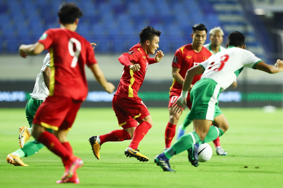 Quang Hai dans le cercle des défenseurs indonésiens.