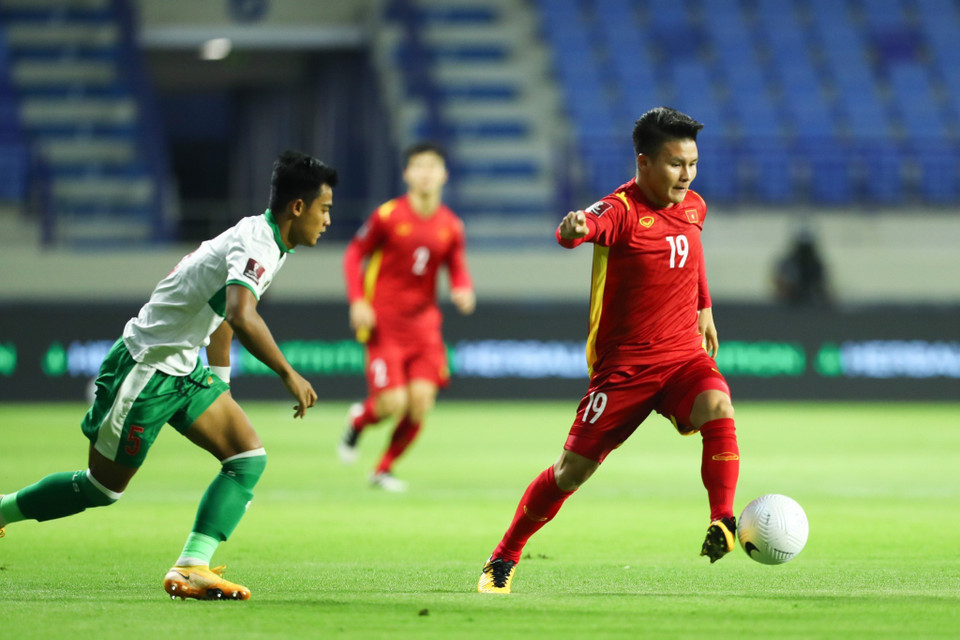 Quang Hai dans le cercle du défenseur indonésien.