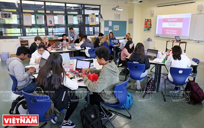 Travail en groupe pendant un cours de mathématiques à l’UNIS Hanoï.