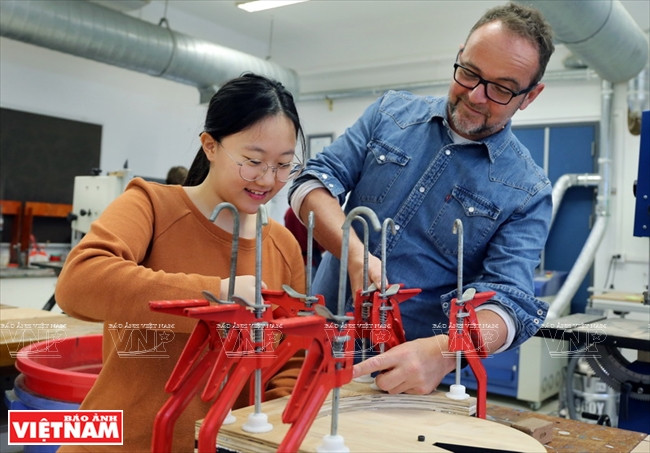 Un cours de pratique à l'atelier de design et de technologie.