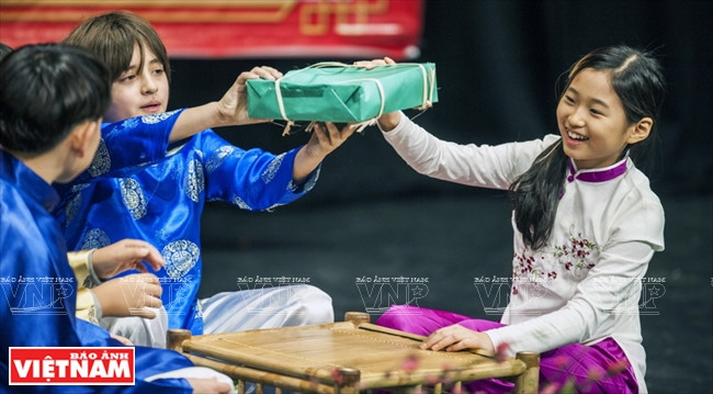 Les traits culturels vietnamiens sont souvent intégrés dans les événements de l'école.