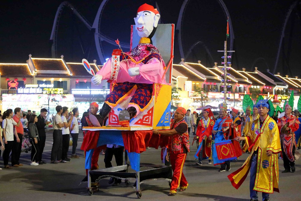 Les plus de 1.000 artistes accompagnant ces chars floraux magnifiquement décorés ont animé les axes principaux de la ville de Ha Long.