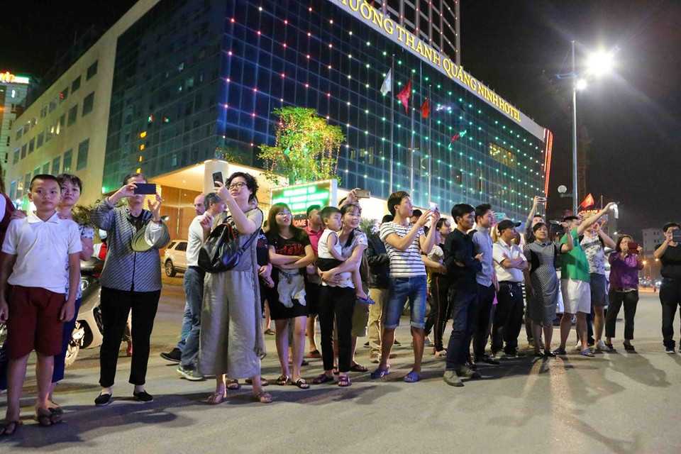 Les touristes prennent des photos.