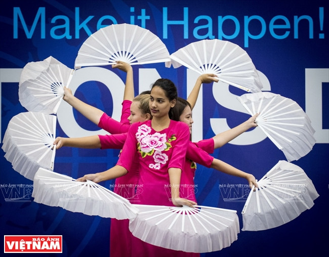 Danse de l’éventail interprétée par les élèves.