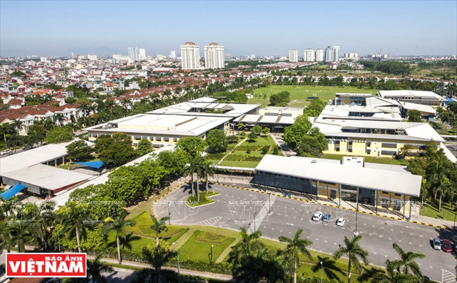 L’UNIS Hanoï, d’une superficie de 9,2 hectares, se trouve dans le complexe résidentiel Ciputra à Tây Hô, Hanoï.