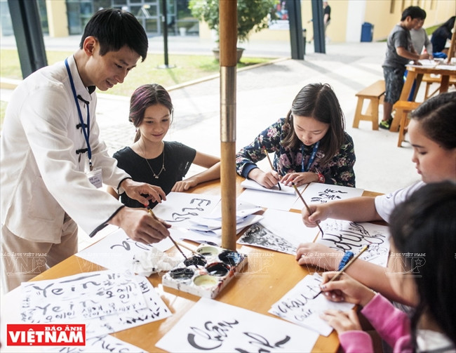 Des élèves étrangers apprennent la calligraphie vietnamienne.