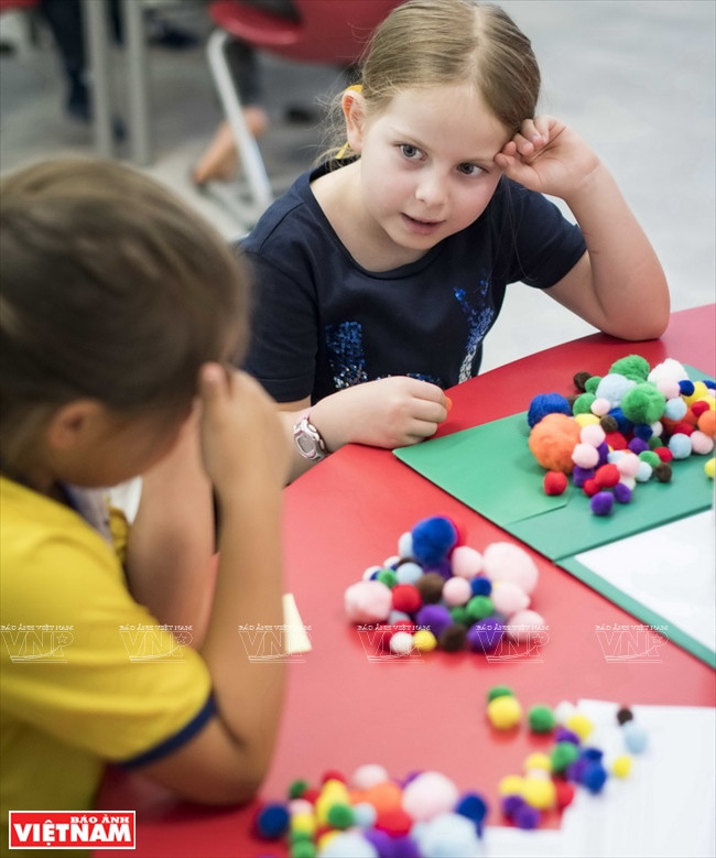 Des élèves étrangers pendant un cours de couture et broderie.