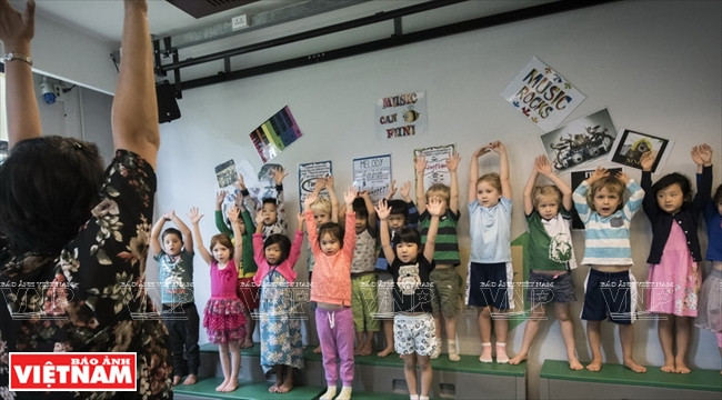 Ambiance animée lors d’un cours de musique pour les élèves de l’école primaire.