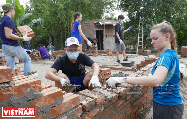 Les élèves découvre le métier de maçon.