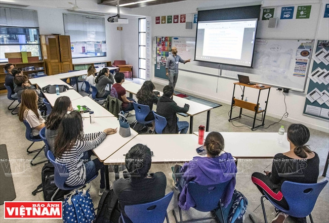 Fondée en 1988, l’UNIS Hanoï est un symbole de l’amitié internationale dans le secteur de l’éducation. Actuellement, elle compte plus d’un millier d’élèves venus de plus de 60 pays représentant 40 langues dans le monde. L’UNIS va célébrer son 30e anniversaire en 2018. En 30 ans, cette école a obtenu de grands succès. 