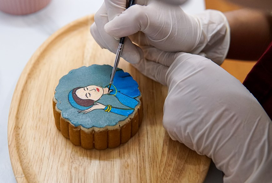  Des gâteaux de lune familiers, faits maison avec des garnitures typiques telles que de graines de lotus et de pâte à de haricot vert, sont visuellement impressionnants. Couleurs vives, décors soignés, souci du détail, se retrouvent sur ses réalisations. Photo: VietnamPlus