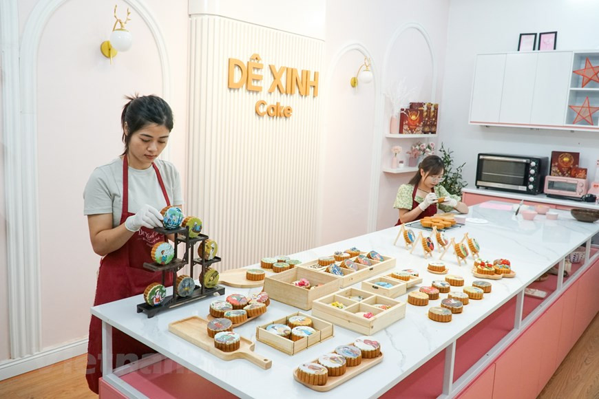 En contemplant les gâteaux de Thuy Duong, les amateurs de pâtisserie risquent d’en prendre plein les yeux. En plus de travailler comme vendeuse de gâteaux de lune, Thuy Duong offre également des cours de boulangerie. Photo: VietnamPlus
