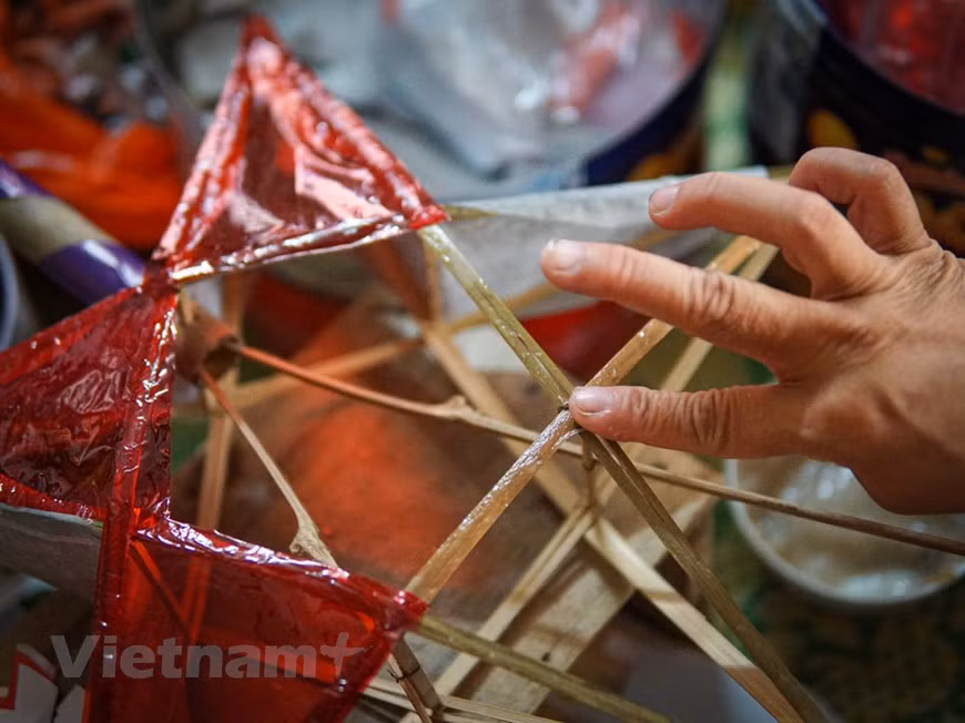 Parallèlement au développement rapide de la société, le marché des jouets pour enfants a changé au fils du temps. De nombreux jouets importés d'autres pays sont actuellement disponibles sur le marché de la Mi-automne. Cependant, les jouets traditionnels restent toujours populaires car ils sont associés à l'enfance de chaque Vietnamien. "Les jouets folkloriques sont étroitement associés à mon enfance. Quand j'étais petite, mes grands-parents et mes parents fabriquaient ces jouets pour la Fête de la Mi-automne. Je me souviens encore à quel point j'étais heureux et excité quand j'ai fait défiler les lanternes sous la pleine lune. Ces souvenirs m'ont motivé à poursuivre mon travail", a partagé Nguyen Thi Tuyen. Photo: VietnamPlus