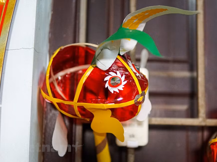 Outre les gâteaux de lune ("bánh Trung thu" en vietnamien), les jouets traditionnels sont les articles les plus vendus pendant la saison de la Fête de la Mi-automne. Les objets traditionnels tels que les lanternes, les masques, les tambours... sont actuellement préférés par les enfants aux jouets importés. En effet, les modèles de jouets produits dans le pays ont été considérablement améliorés en termes de designs et de couleurs. Le prix des “đèn ông sao” varie entre 10.000 et 40.000 dongs, tandis que les lanternes en forme d'animaux lumineux coûtent entre 25.000 et 40.000 dongs. Les masques en papier se vendent entre 15.000 à 40.000 dongs. Photo: VietnamPlus