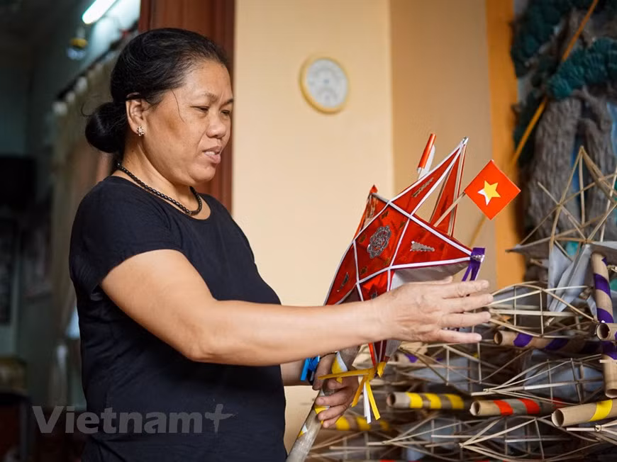 La lanterne en forme d'étoile est entièrement faite à la main et est fabriquée dans plusieurs villages d'artisanat traditionnels au Vietnam. A l'approche de la Fête, les artisans doivent travailler sans relâche pour répondre à la forte demande à l'occasion de la Fête de la mi-automne. Mme Nguyen Thi Tuyen du village de Hau Ai, commune de Van Canh, district de Hoai Duc, à 15 km du centre-ville de Hanoï, est spécialisée dans la fabrication de lanternes en forme d'étoile. "Nous avons commencé la production à partir du 6e mois lunaire et nous serons occupés jusqu'au milieu du 8e mois lunaire", a-t-elle dit. Photo: VietnamPlus