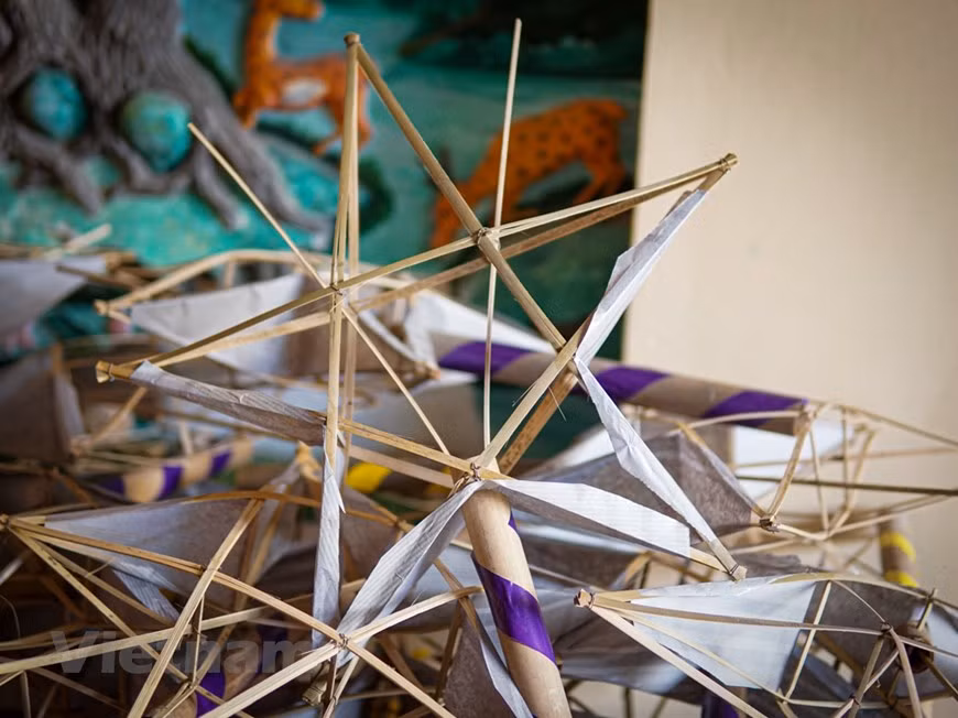 Parmi les jouets traditionnels destinés à la Fête de la Mi-automne, les lanternes en forme d'étoile ou "đèn ông sao" en vietnamien sont peut-être le jouet le plus populaire. Les lanternes sont faites de bambou, de papier cellophane et de troncs de jute. Ce jouet est très apprécié dans la société vietnamienne comme une partie unique et distincte de la Fête de la Mi-automne et est fabriqué à la main dans des villages d'artisanat traditionnels spécialisés. On ne sait pas quand le "đèn ông sao" a été inventé, mais l'artisanat de fabrication des "đèn ông sao" a été transmis de génération en génération dans de nombreux villages du Vietnam. Photo: VietnamPlus