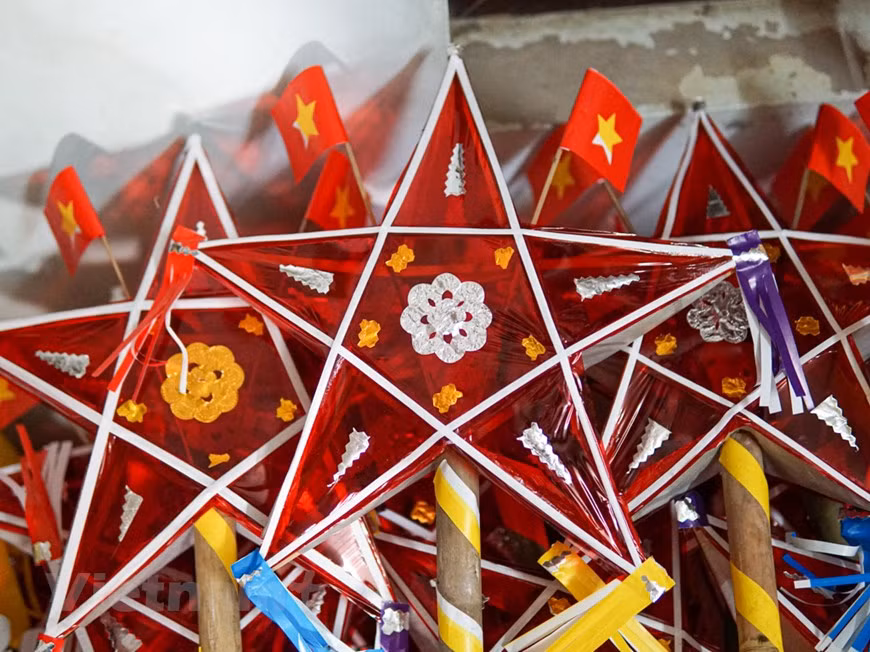 La Mi-automne ("Trung thu" en vietnamien), qui a lieu chaque année au 15e jour du 8e mois lunaire, est l'une des principales fêtes des Vietnamiens, notamment des enfants. Ce jour-là, la pleine lune, qui est la plus ronde et la plus lumineuse de l'année, symbolise l'unité de la famille et le rassemblement. Traditionnellement, les membres de chaque famille se réunissent pour profiter ensemble du festival. Aux yeux des enfants vietnamiens, la nuit de la pleine lune du 8e mois lunaire est une nuit miraculeuse. C'est pour eux l'occasion de recevoir des cadeaux, qui sont généralement des jouets traditionnels comme lampions ("lồng đèn giấy), lanternes en forme d'étoile ("đèn ông sao"), docteurs en papier ("tiến sĩ giấy"), masques en carton ("mặt nạ giấy"),… Photo: VietnamPlus