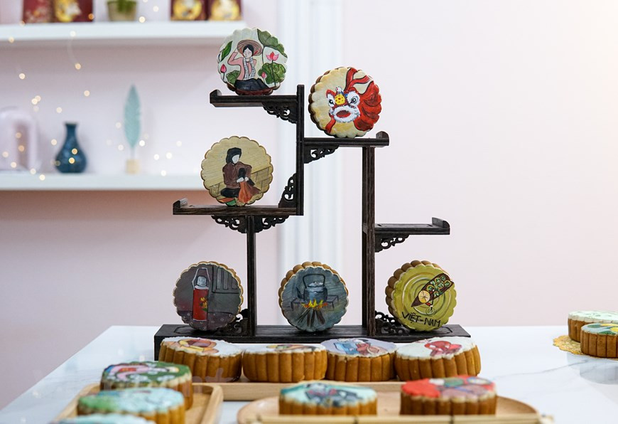 La passionnée œuvre pour allier le goût, la pâtisserie avec la décoration pour les pupilles et les papilles. Ces gâteaux sont plus chers que les pâtisseries confectionnées de manière conventionnelle, oscillant entre 180.000 dôngs (7,7 dollars) et 300.000 dôngs (13 dollars) chacun. Photo: VietnamPlus