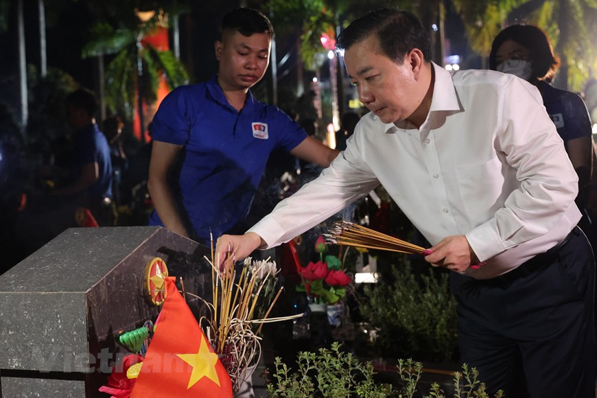 Après l’historique victoire de Dien Bien Phu le 7 mai 1954, mettant fin à neuf années de Résistance anticolonialiste, le Parti et l’État accordèrent une attention particulière à la résolution des problèmes relatifs aux soldats, aux familles des héros morts pour la Patrie et aux blessés de guerre. Depuis 1955, la Journée nationale des Invalides de guerre est devenue la Journée des Invalides de guerre et des Morts pour la Patrie du Vietnam, et est commémorée chaque année. Bien que la guerre soit finie, beaucoup de familles sont encore endeuillées par la perte de proches. La vie de nombreux vétérans et de leurs familles reste encore difficile. Photo: VietnamPlus