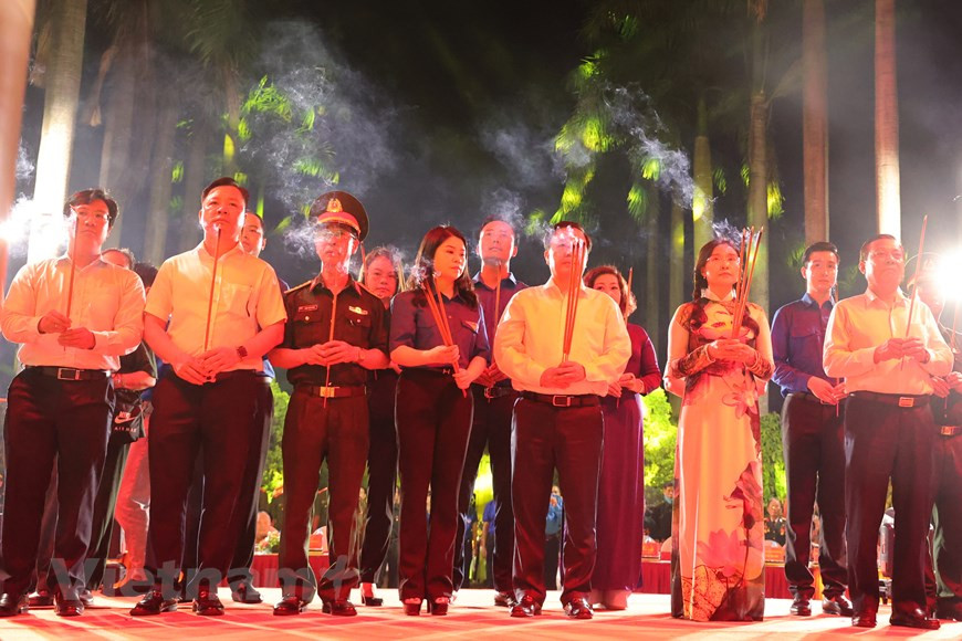 Organisée par le Comité municipal de l'Union de la jeunesse communiste Ho Chi Minh en coordination avec les unités militaires et de sécurité publique de la capitale, la cérémonie intégrait une série d’activités lancée lors de la semaine du 20 au 27 juillet pour marquer le 75e anniversaire de la Journée des Invalides de guerre et des Morts pour la Patrie du Vietnam et éduquer les jeunes générations sur le patriotisme et la tradition révolutionnaire. S'exprimant lors de la cérémonie, le secrétaire de l'Union de la jeunesse de Hanoï, Chu Hong Minh, a souligné qu’en appliquant les enseignements de l'Oncle Ho, les jeunes de la capitale se rappelaient toujours la belle tradition du Vietnam "Quand vous buvez de l'eau, rappelez-vous de la source". Photo: VietnamPlus