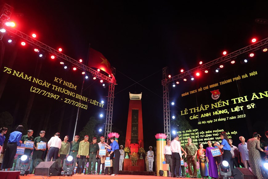 Chaque année, le 27 juillet, le Vietnam commémore toujours la Journée des Invalides de guerre et des Morts pour la Patrie. Il s’agit d’une occasion spéciale et solennelle pour tout le peuple vietnamien d'exprimer sa reconnaissance envers les héros, les martyrs et les Invalides de guerre qui ont sacrifié leur vie et leur santé pour l’indépendance et la libération nationales. Les bougies allumées dans le Cimetière des martyrs de Hanoï lors de cet événement témoignent de la gratitude du peuple d'aujourd'hui envers les héros et les martyrs qui ont sacrifié leur vie pour l'indépendance et de la liberté de la Patrie. Photo: VietnamPlus