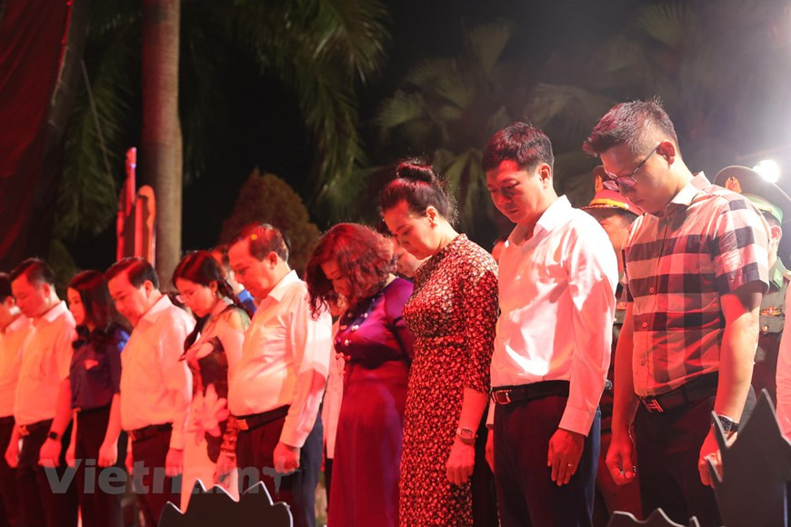 Lors de la semaine du 20 au 27 juillet, l'Union de la jeunesse communiste Ho Chi Minh de Hanoï a remis 2.625 cadeaux et organisé 87 sessions d'examen médical gratuit de soins de santé pour soutenir près de 20.000 soldats blessés, soldats malades, membres de familles révolutionnaires et personnes ayant rendu des services méritoires. En outre, l’Union de la jeunesse communiste Ho Chi Minh de Hanoï a attribué 300 bourses d’études aux enfants défavorisés, issus des familles infectés par l'agent orange/dioxine, et a organisé de nombreux forums et visites pour sensibiliser les membres de l’Union et les jeunes sur la tradition patriotique. Photo: VietnamPlus