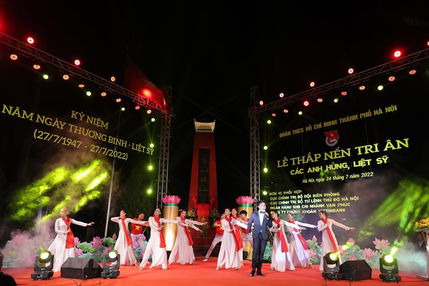 Dans la soirée du 24 juillet, le Comité municipal de l'Union de la jeunesse communiste Ho Chi Minh de Hanoï a organisé une cérémonie d'allumage des bougies au Cimetière des martyrs de Hanoï (situé au district de Tu Liem) pour rendre hommage aux héros et aux martyrs à l'occasion du 75e anniversaire de la Journée des Invalides de guerre et des Morts pour la Patrie du Vietnam (27 juillet 1947). L'événement a été suivi par des responsables centraux et municipaux, des familles de contributeurs à la révolution, ainsi que des centaines de jeunes locaux et membres de l'Union de la jeunesse communiste Ho Chi Minh. Photo: VietnamPlus