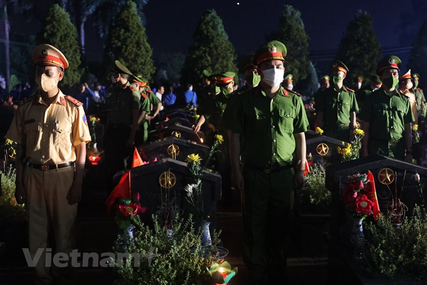 Via des bougies, de l'encens et une minute de silence, les gens montrent leur respect pour les héros et les martyrs. Pour exprimer leur gratitude aux contributeurs déchus de la Patrie, le Parti et l'État du Vietnam ont veillé à l'aménagement et à la restauration des cimetières des martyrs en lieux de culture spirituelle, destinés à la fois à rendre hommage aux martyrs et à éduquer les jeunes à la révolution. Chaque année, les cimetières de martyrs à travers le pays reçoivent des restes de martyrs ramenés d'anciens champs de bataille au Vietnam mais aussi au Laos et au Cambodge. La recherche, le rapatriement et l'identification des martyrs n'ont jamais cessé. Photo: VietnamPlus