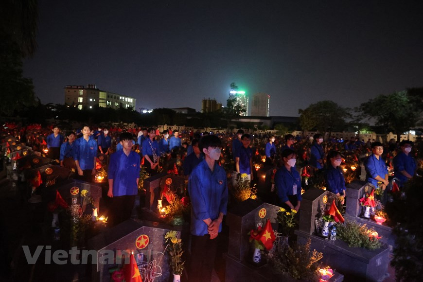 En 1945, après la Révolution d’Août, le Président Ho Chi Minh a prononcé le 2 septembre sur la place Ba Dinh à Hanoï la Déclaration d'indépendance de la République démocratique du Vietnam (République socialiste du Vietnam actuelle). Cependant, les colonialistes français tentèrent d’envahir à nouveau le pays, jugeant que les autorités révolutionnaires étaient encore jeunes et fragiles. Pour défendre les acquis de la révolution et préserver l’indépendance du pays, l’armée et le peuple menèrent une lutte héroïque. De nombreux combattants furent blessés ou tués pour protéger la Patrie. La douleur répand dans tous le pays, bien des familles perdirent un mari et/ou un ou plusieurs enfants. Photo: VietnamPlus